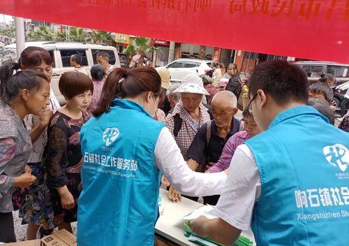 隆昌市響石鎮社工站的社工們街上宣傳隆昌殯葬服務政策