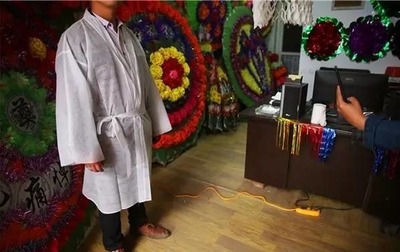 最強“賣家秀”,賣殯葬用品批發市場的老板親自穿孝衣展示產品